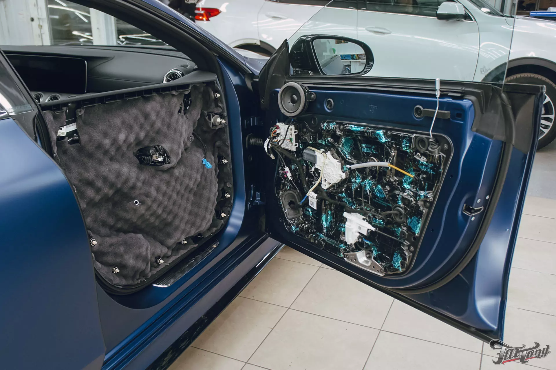 Шумоизоляция дверей и перешив руля с ярким акцентом для Mercedes AMG GT
